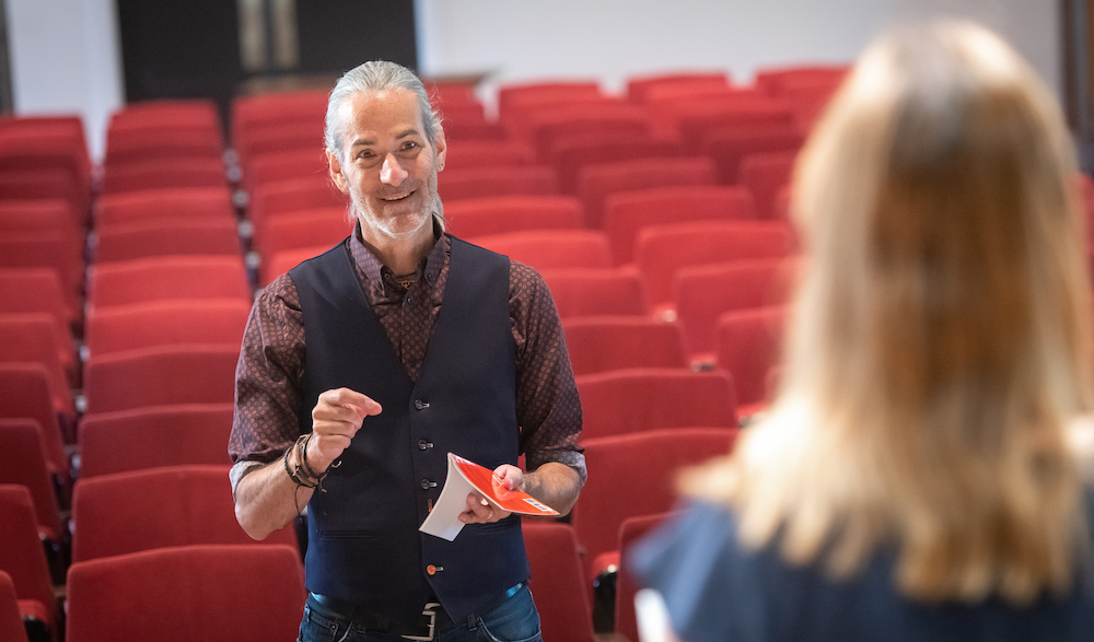 dr. greg doran directs a theatre student