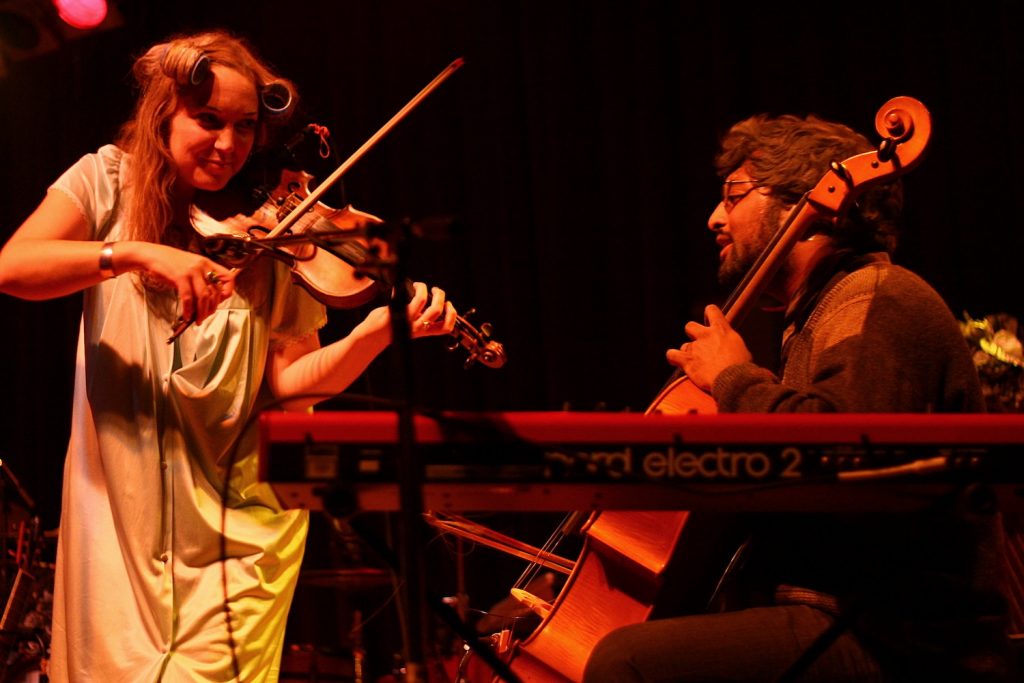 kinley dowling playing a fiddle with Romesh Thavanathan